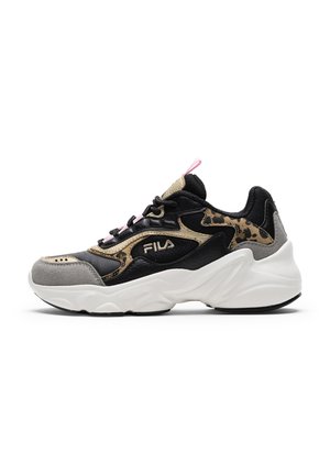 Sneaker nero chunky con stampa leopardata, dettagli in suede grigio, suola bianca spessa e logo FILA sul lato, isolato su sfondo bianco.
