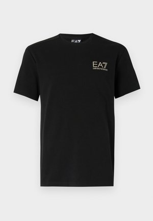 Camiseta de algodón negra con mangas cortas. Presenta un logo dorado de EA7 Emporio Armani en el pecho. Diseño clásico de cuello redondo. Textura suave.