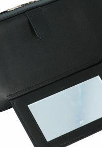 Portafoglio in ecopelle nera con una texture liscia, dotato di finestra trasparente per l'ID, bordi cuciti e chiusura magnetica.