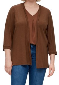 Cardigan marron ouvert en matière douce, avec des manches trois-quarts et une coupe décontractée, associé à un t-shirt intérieur marron.