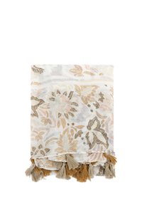 Tessuto leggero color crema con motivo floreale in tonalità attenuate di rosa, beige e grigio. Presenta frange decorative in tre colori lungo il bordo.