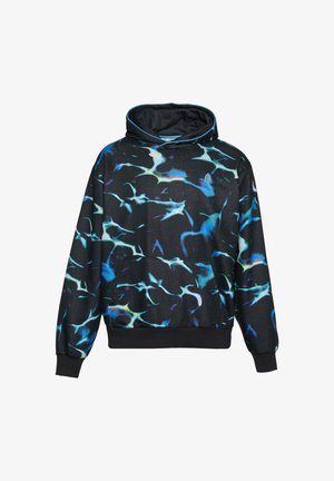 Bluza z kapturem wykonana z miękkiego materiału, z czarnym tłem i żywym wzorem sylwetki rekina w odcieniach niebieskiego i zielonego.