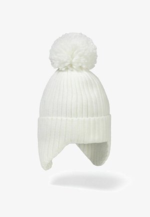 Witte gebreide beanie met een grote pompon bovenop, ribbelpatroon, omgeslagen manchetten en een zachte textuur. Heeft oordopjes voor extra warmte.