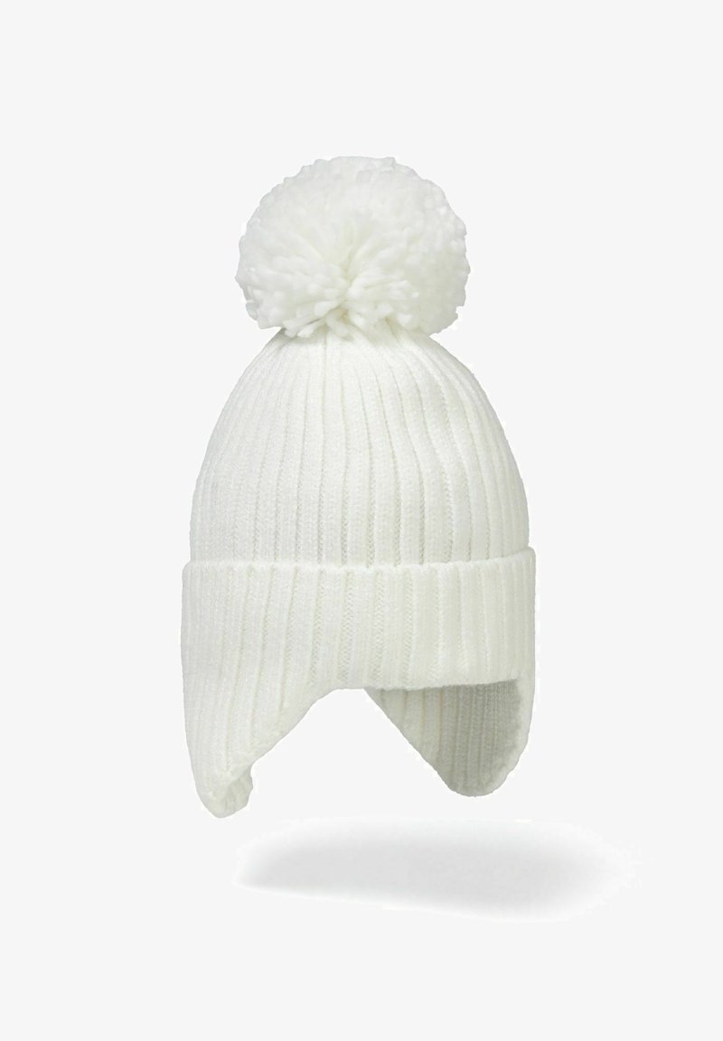 Bjela pletena kapa s velikim pom-pomom na vrhu, rebrasti dizajn, preklopni rub i mekanog tekstura. Ima ušne preklopke za dodatnu toplinu.