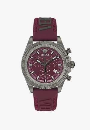Reloj Versace con caja de acero inoxidable, esfera burdeos, correa de goma, acentos plateados, bisel texturizado y características de cronógrafo.