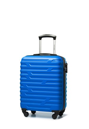 Maleta rígida azul con un diseño texturizado, que cuenta con un asa telescópica y cuatro ruedas negras para una fácil maniobrabilidad.
