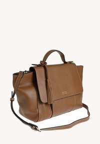 Sac à main en cuir marron avec une finition texturée, doté d'une anse supérieure, d'une bandoulière amovible et d'un rabat avec un détail en frange. Quincaillerie dorée.