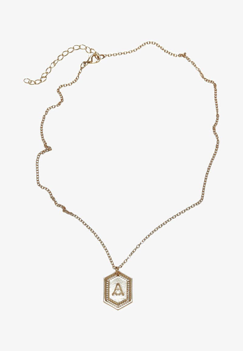 Collier en ton or avec un pendentif hexagonal arborant un "A" en relief au centre, des accents texturés, et une chaîne délicate avec un fermoir ajustable.