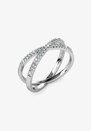 Anello in argento con design incrociato, adornato con piccole gemme trasparenti lungo due bande, caratterizzato da una finitura lucida e liscia.