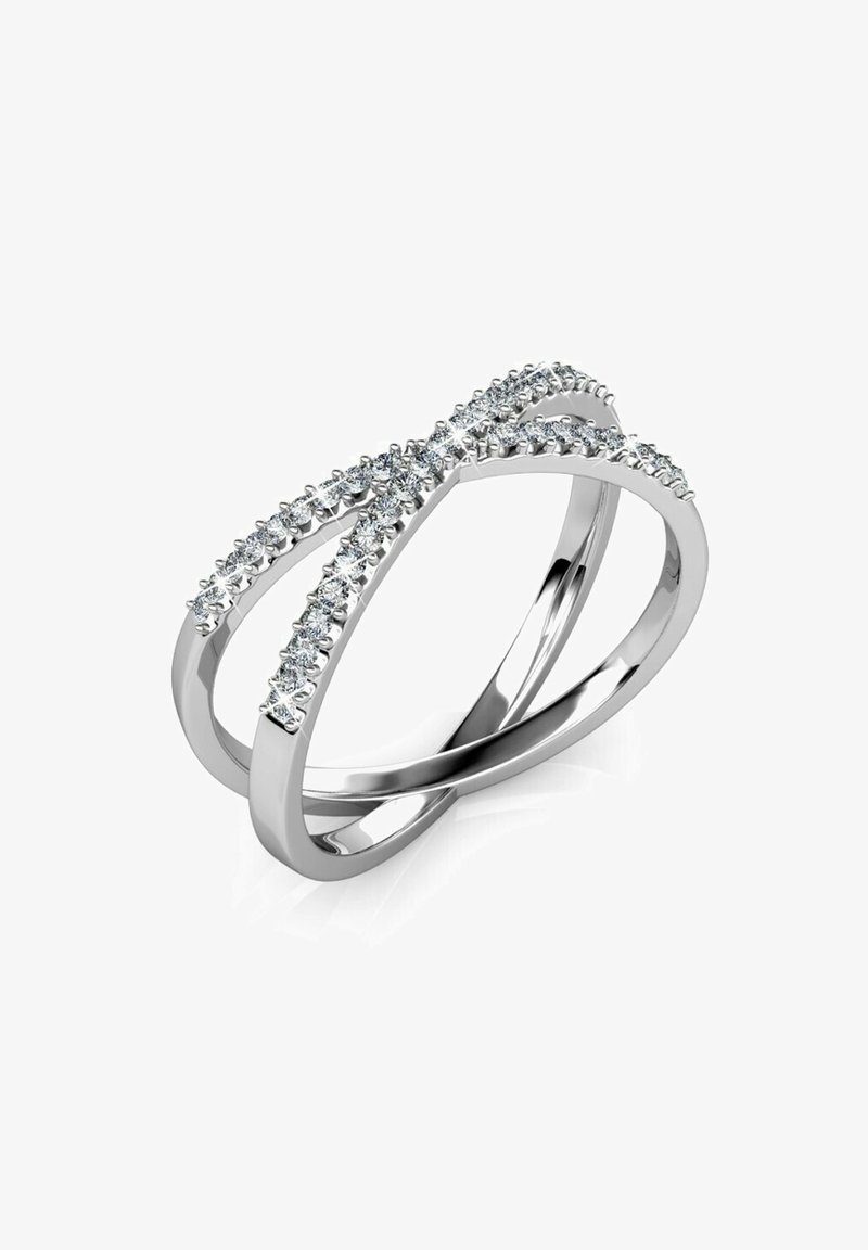 Anello in argento con design incrociato, adornato con piccole gemme trasparenti lungo due bande, caratterizzato da una finitura lucida e liscia.