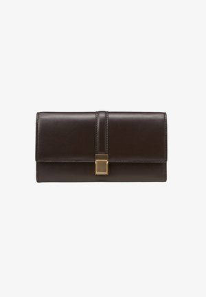 Portafoglio in pelle marrone scuro con una texture liscia, forma rettangolare e una chiusura rettangolare color oro al centro.