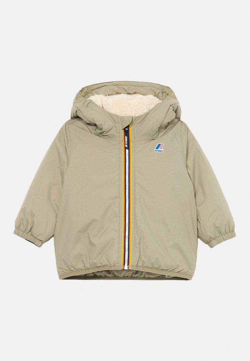 Veste pour tout-petits couleur marron clair avec capuche, doublure en polaire, poignets élastiques, ourlet élastique et zip multicolore avec logo K-Way sur la poitrine.