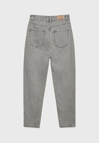 Vaqueros de mezclilla gris con cintura alta, diseño de pierna recta, estilo de cinco bolsillos y una etiqueta de cuero marrón en la parte trasera.