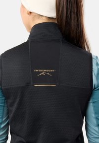 Czarna sportowa kamizelka z teksturowanej tkaniny, wysoki kołnierz i złote logo "SWEDEMOUNT". Posiada kontrastowe, niebieskie długie rękawy oraz zdefiniowaną konstrukcję.