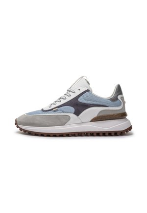 Sneaker mit einer Kombination aus weißen, grauen und blauen Mesh- und Wildledermaterialien. Verfügt über eine strukturierte Sohle und eine stromlinienförmige Silhouette.