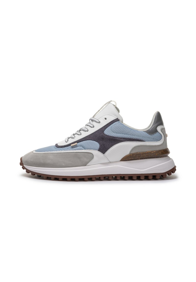 Sneaker mit einer Kombination aus weißen, grauen und blauen Mesh- und Wildledermaterialien. Verfügt über eine strukturierte Sohle und eine stromlinienförmige Silhouette.