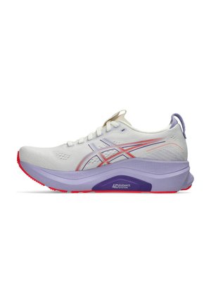 Weiße Sportschuhe mit einem Mesh-Obermaterial, lila Akzenten, roter Sohle und sichtbarer Dämpfungstechnologie, die als "4D Guidance System" bezeichnet wird.