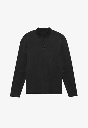 Crna dugorosna polo majica od mekog, teksturiranog materijala. Ima klasičan ovratnik, placket s tri gumba i široke rukave.