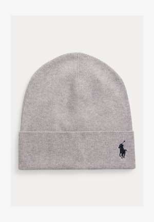 Šedá pletená čepice s žebrovaným lemem, na přední straně malým černým vyšívaným logem, hladká textura a zaoblený vrchol.