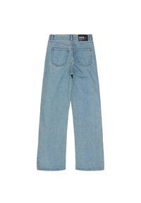 Jeans de mezclilla de pierna recta en azul claro, con cintura alta, cinco bolsillos y etiqueta de parche en la parte trasera. Textura suave con un ligero desgastado.