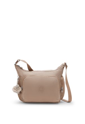 Borsa a tracolla beige con tasca frontale con zip, tracolla regolabile, tasca laterale con zip e un piccolo portachiavi in peluche attaccato.
