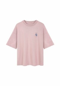 Różowa bawełniana koszulka z luźnym krojem, krótkimi rękawami i małym niebieskim grafikiem na lewym piersi. Okrągły dekolt i miękka faktura.