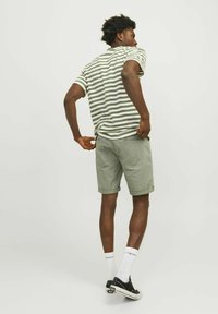 Jack & Jones STRICK ORIGINAL - Farkkushortsit - oil green