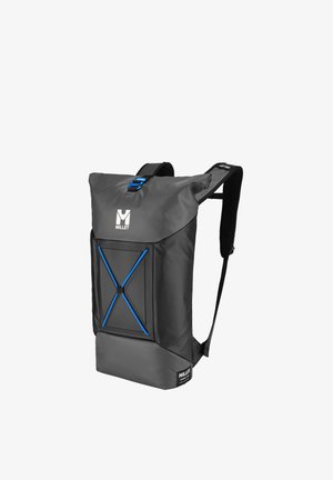 Sac à dos noir à rabat enroulable avec cordon élastique bleu, bretelles rembourrées et logo Millet à l'avant et dans le coin inférieur.