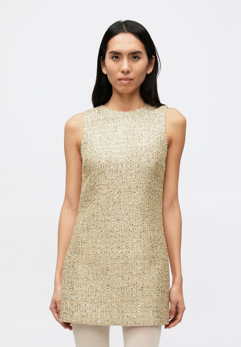 Knielange, mouwloze jurk van goudkleurige, gestructureerde stof met een subtiele glans. Ronde halslijn en rechte snit voor een minimalistisch ontwerp.