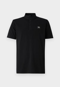 Juodas polo marškinėlis, pagamintas iš medvilnės, su stovinčiu apykakle, trijų mygtukų užsegimu ir maža logotipo etikete kairėje krūtinės pusėje.