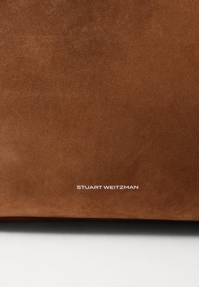 Stuart Weitzman GOGO STUD TOTE - Geantă de mână - fox