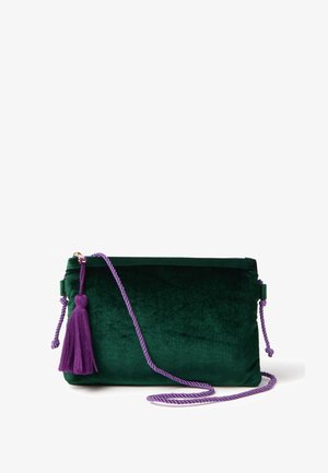 Borsa a tracolla verde in velluto con un accent tassel viola e tracolla attorcigliata. Design rettangolare, texture morbida e stile minimalista.