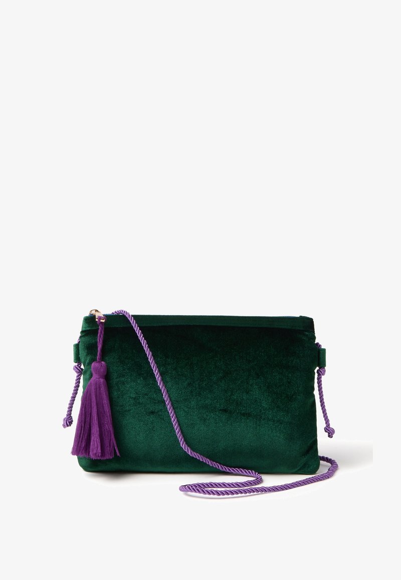 Borsa a tracolla verde in velluto con un accent tassel viola e tracolla attorcigliata. Design rettangolare, texture morbida e stile minimalista.