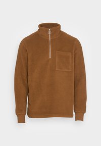 Pullover in pile marrone con colletto alto, zip a un quarto e tasca frontale. Tessuto morbido, vestibilità rilassata e polsini e orlo a coste.