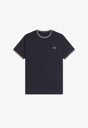 Camiseta de manga corta azul marino con cuello y puños de las mangas a rayas blancas y grises, con un pequeño logo de laurel blanco bordado en el pecho.