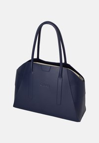 Borsa tote sintetica blu navy con due manici lunghi, texture liscia, forma angolare e chiusura con zip. Presenta il logo sulla parte anteriore.