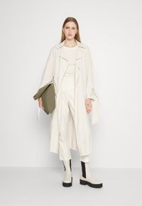 DRYKORN DISPATCH - Calças - off white
