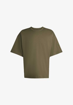 Olívovo zelené oversized tričko vyrobené z mäkkého materiálu, s kruhovým výstrihom a krátkymi rukávmi, s jemnými stehovými detailmi na pleciach.