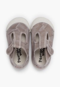 Hellgraue Leinenschuhe mit strukturiertem Finish, die zwei Aussparungen und einen oberen Riemen zum Schließen aufweisen. Weiße Gummisohle und Akzente.