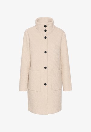 Kremowy płaszcz z teksturowanej, puszystej tkaniny. Posiada wysoki kołnierz, czarne guziki i dwie przednie kieszenie.