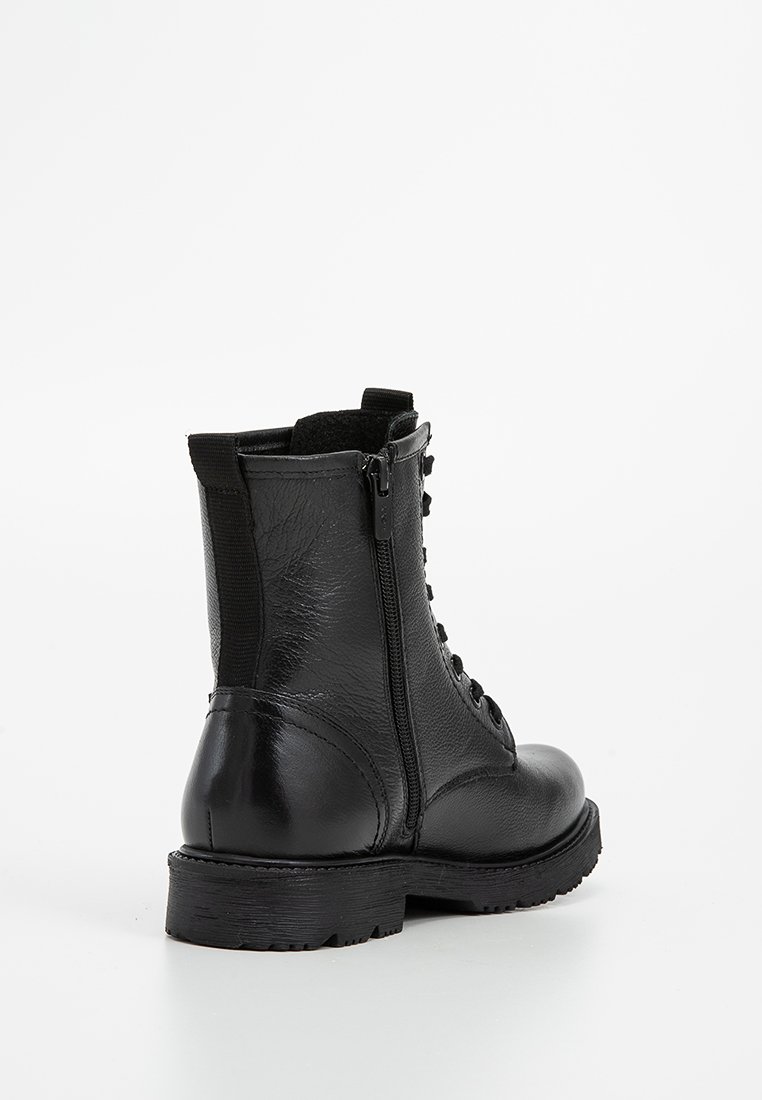 Stivale alla caviglia in pelle nera con chiusura a laccio, zip laterale, finitura testurizzata e suola in gomma resistente. Caratterizzato da una linguetta sul retro.