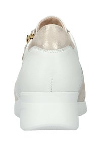 Basket blanche avec une tige en cuir lisse, accent doré métallisé au niveau du talon, et détails en daim clair. Présente une semelle en caoutchouc texturée.