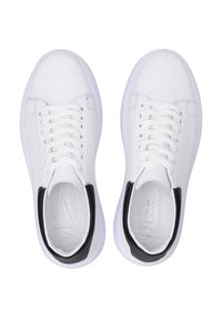 Weiße Ledersneaker mit schwarzem Fersenakzent, runder Zehenform, Schnürdesign und strukturierter, weißer Sohle. Das Innere ist glatt und leicht gepolstert.