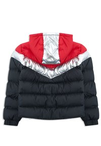 Veste doudoune avec capuche en blocs de couleurs noir, rouge et argent, affichée de dos sur un fond blanc.