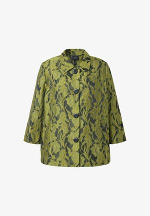 Groene jas met bloemenpatroon, zwarte knopen, driekwart mouwen en een puntkraag op een donkere achtergrond.