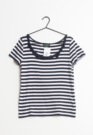 Marineblauw en witte horizontaal gestreepte korte mouwen blouse met ruches aan de halslijn, hangend aan een zwarte hanger met een wit prijslabel.
