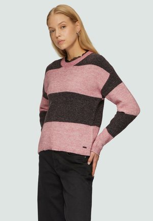Rippstrickpullover mit rosa und dunkelgrauen vertikalen Streifen, Rundhalsausschnitt und einem kleinen Logopatch am Saum. Schwarze Hose ist enthalten.