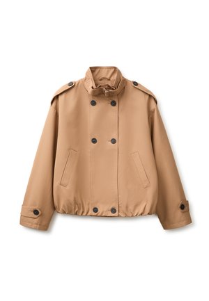 Hellbraune zweireihige Jacke mit hohem Kragen, schwarzen Knöpfen, Schulterklappen, Seitentaschen und geknöpften Manschetten auf weißem Hintergrund.