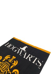 Tissu noir avec des bords orange, arborant le blason de Poudlard et le mot "Poudlard" en police stylisée blanche.