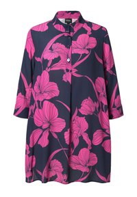 Marineblaue Bluse mit floralem Muster in leuchtendem Pink, Knopfleistene, rundem Kragen und Dreiviertelärmeln. Leichter, glatter Stoff.